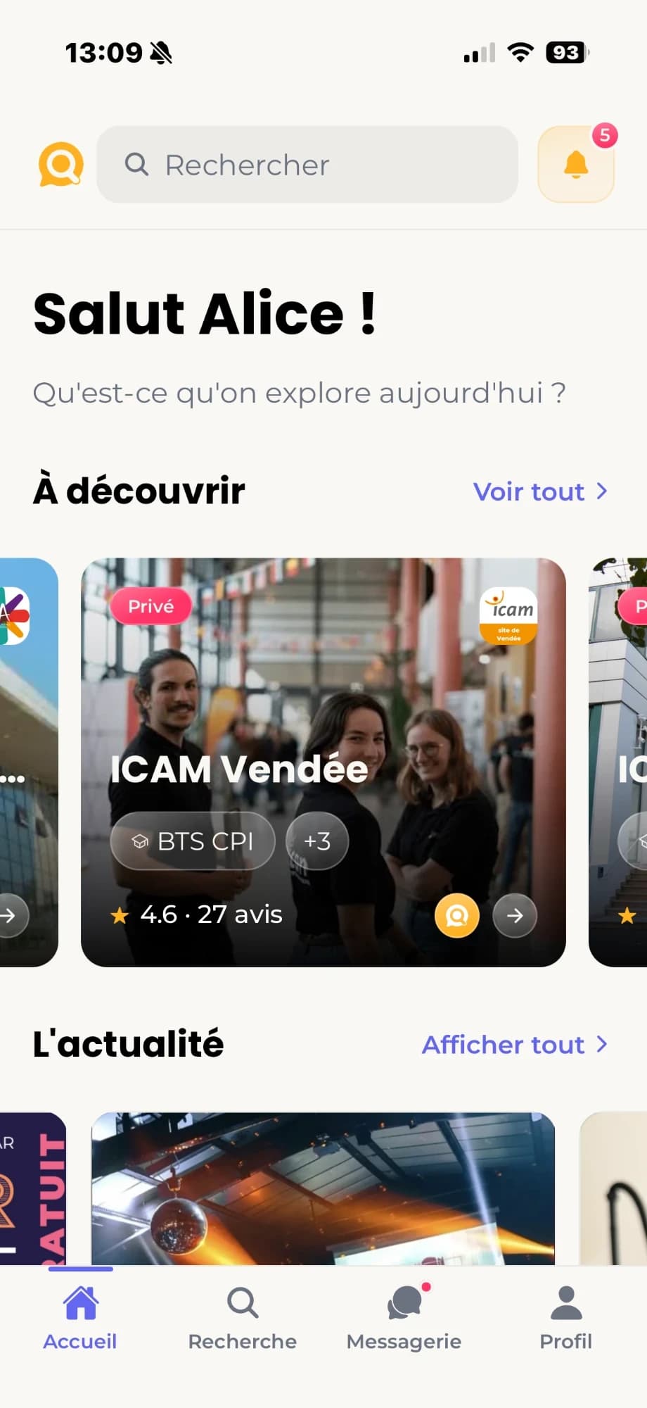 Écran d'accueil de l'application Askool : recherche, établissements à découvrir et actualité.