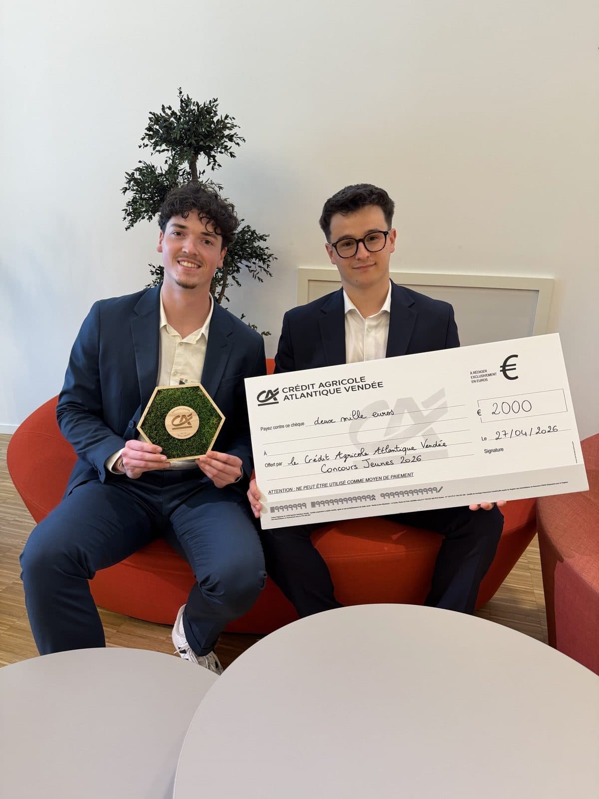 Willy Fontaine et Marin Delcroix avec le trophée et le chèque du Concours Jeunes 2026 du Crédit Agricole Atlantique Vendée.